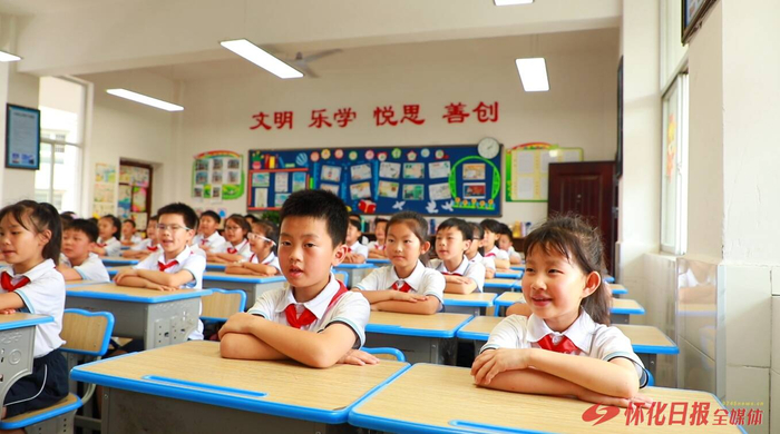 （图为溆浦屈原学校学生正在朗读《橘颂》现场。全媒体记者 杨戟 摄）