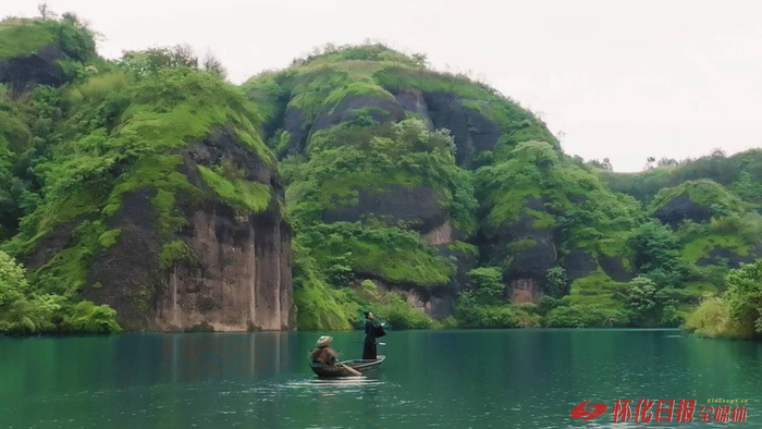 图为溆浦思蒙碧水丹霞景区