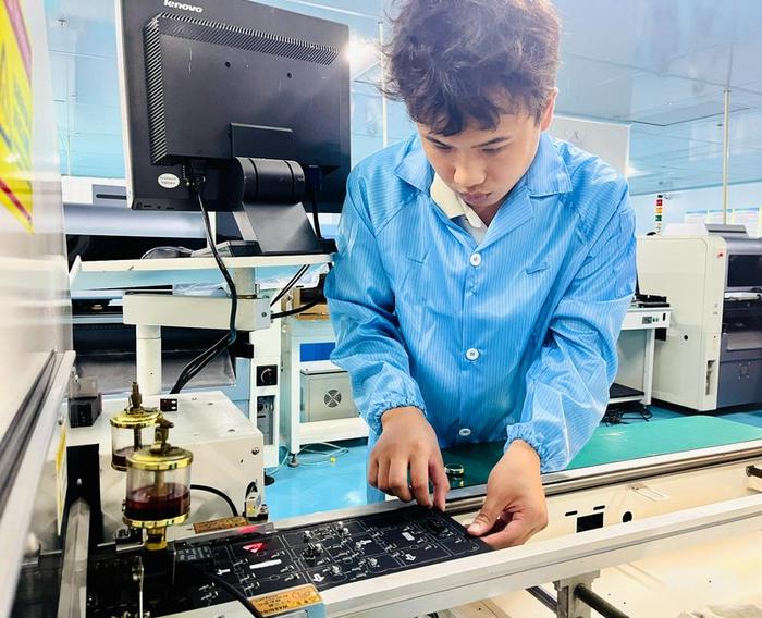 在上林福林产业园车间，蒙信廷借粤桂协作实现“家门口就业”（央广网见习记者 滕艳娇 摄）