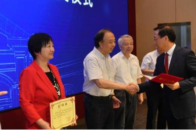 2020年，王维克（左二）获“基础学科拔尖学生培养计划”优秀导师奖
