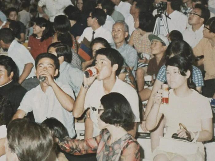 日本消费者在1970年大阪世博会上喝UCC咖啡