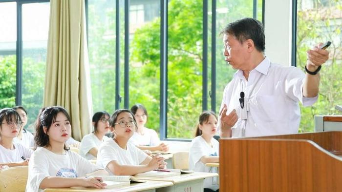 孙中武在给河池学院学生上课