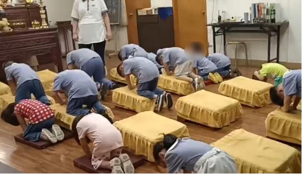 孩子们在幼儿园向“无生老母”等造像跪拜。图源：中国反邪教网