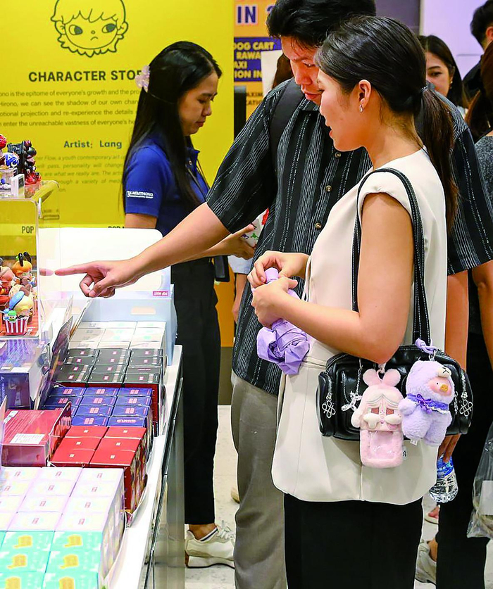     顾客在泰国曼谷尚泰世界购物中心的泡泡玛特门店选购商品    新华社