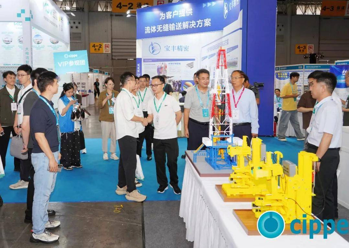 第十四届中国页岩油气发展大会演讲嘉宾等领导到展会现场参观、调研