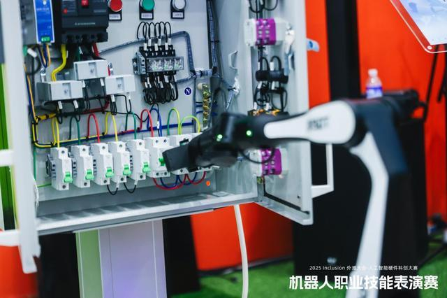 机器人在工业巡检场景检查设备安全 官方供图