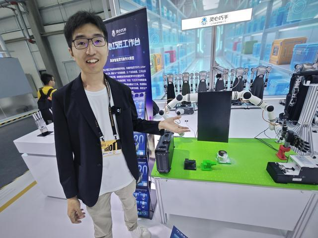 灵心巧手联合创始人兼首席AI架构师苏洋在现场接受采访 新京报贝壳财经记者 罗亦丹 摄