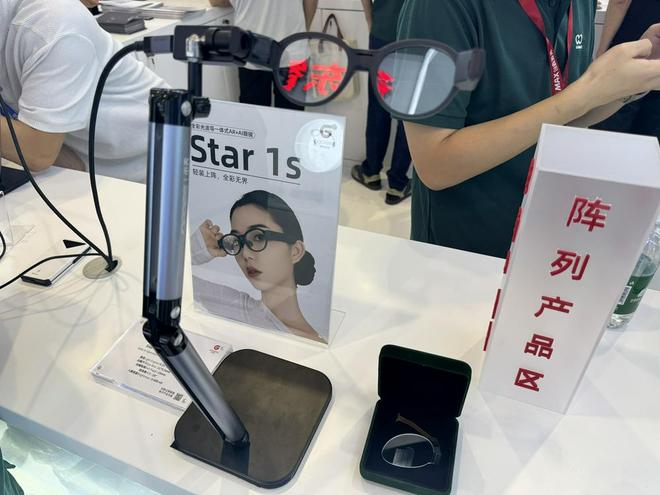 （谷东智能展出的Side-in全彩阵列光波导模组 财联社记者摄）