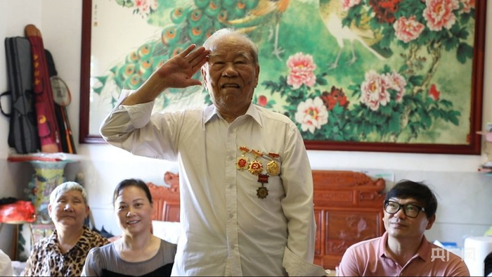 抗日老兵王渭康敬军礼（央广网发  邱政寅  摄）