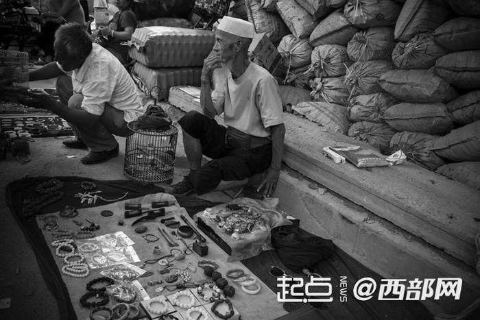 西仓集市在周四和周天上午开放。亦能 摄