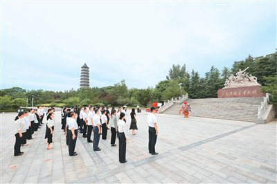 “山河映忠魂”全国英烈讲解员大赛参赛选手在山东渤海革命老区纪念园向人民英雄敬献花篮。（海外网 谢 明摄）
