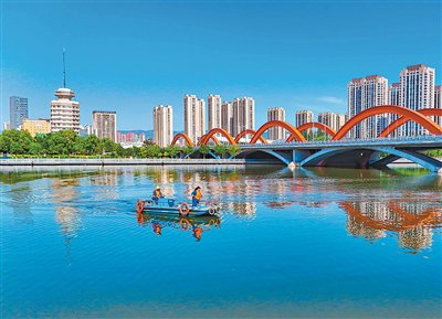 圖為在汾河太原城區(qū)段，保潔員正在清漂。像守<strong></strong>