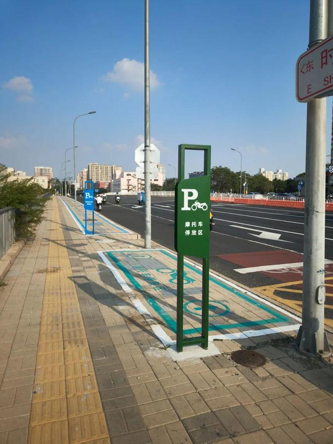 北京为摩托车、电动自行车、共享单车设置的分区停放点。 于天昊摄