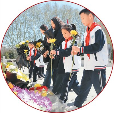 清明节谒陵群众和中小学生在华北军区烈士陵园缅怀英烈。（华北军区烈士陵园供图）