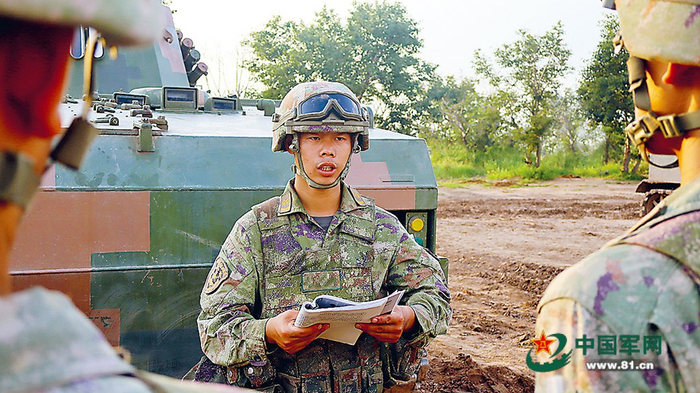 　　第82集团军某旅一级上士、基准炮长易洋（中）讲授射击口令。才晋扬摄