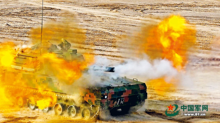 　　第82集团军某旅正在进行火炮射击训练。郭伟峰摄