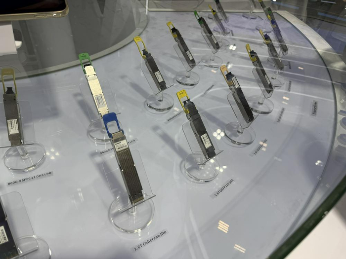 光迅科技1.6T展品       图片来源：财联社记者/摄