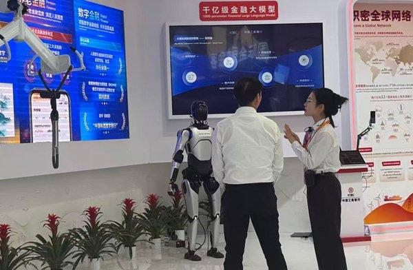 2025年服贸会期间，银行工作人员为观众介绍千亿级金融大模型。金融人民网记者 杜燕飞摄