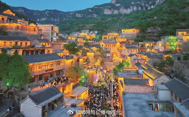 夜晚的大洼村游客如织。 路海东 摄