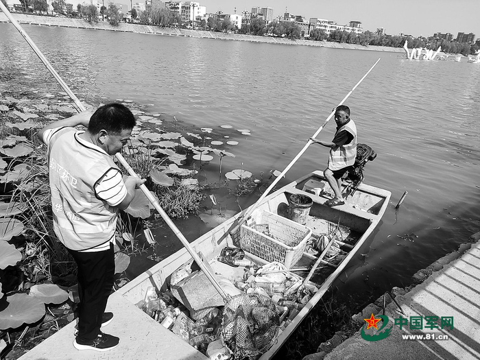 　　孙建设（左）与工友在湖面工作。受访者供图