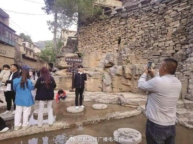 游客打卡留念。 郝群英 摄