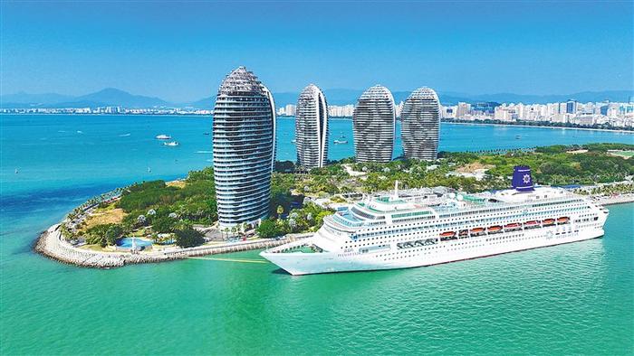 中国旅游集团所属星旅远洋邮轮“鼓浪屿”号停靠在海南三亚凤凰岛国际邮轮港。（资料图）