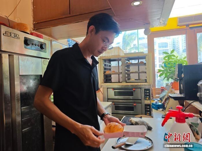 9月11日，海南三亚，阮锦贤正在打包港式菠萝包。　张月和 摄