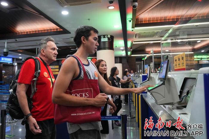外籍游客在海关边检关口办理手续。海南日报全媒体记者 王程龙 摄
