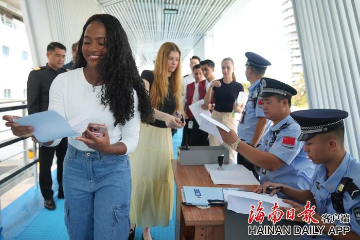 外籍游客在下船口办理手续。海南日报全媒体记者 王程龙 摄