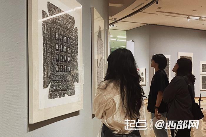 观众在看展