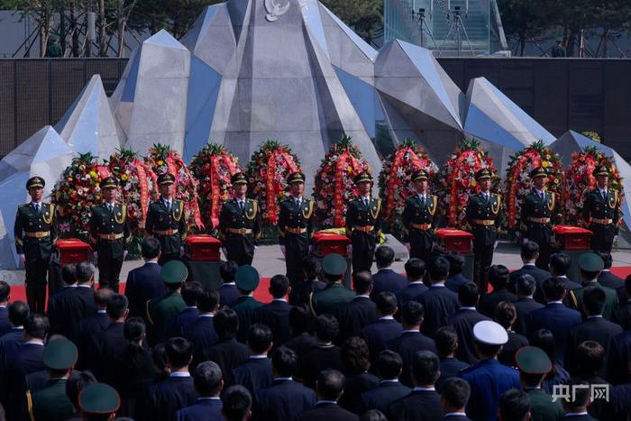 安葬仪式现场（央广网发 周玮 摄）
