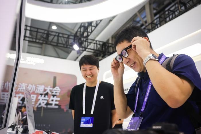 外滩大会现场,智能眼镜“看一下支付” 参观者可现场体验。海沙尔摄