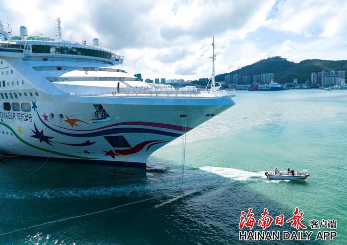 相关人员指引邮轮靠岸。海南日报全媒体记者 王程龙 摄