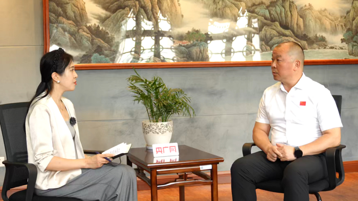 重庆市体育局副局长杜学勇接受央广网记者专访（央广网记者  王海  摄）