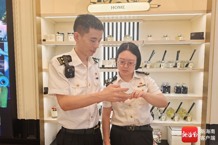 海口海关所属三亚海关关员在免税店开展日常巡查。