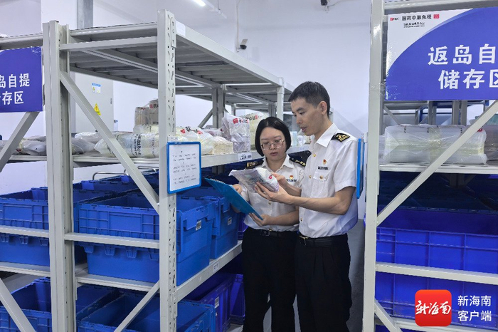 海口海关所属三亚海关在海关监管仓库开展现场验核。