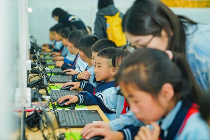 同学们在“再生电脑教室”体验AI课程。连轩 摄