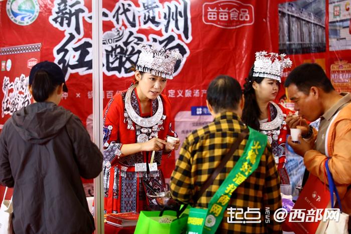 中国西安国际糖酒食品博览会开幕，参观者品鉴美食。位万华体育手机版app官网下载