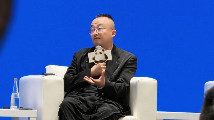 杨磊亮相成都