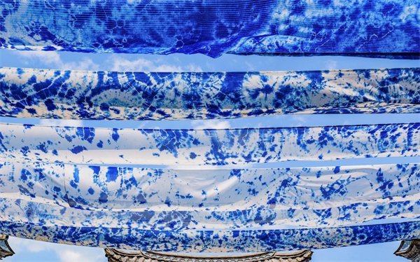 与蓝天白云相映成趣的扎染布 图源：“学习强国”大理州学习平台