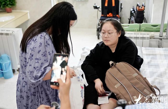 山东理工大学为何炎格准备的无障碍居室内，老师特地上门为行动不便的她办理入学手续
