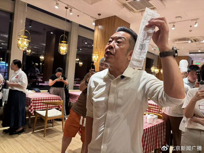 西贝创始人贾国龙展示罗永浩用餐小票 澎湃新闻记者 赵利新 摄