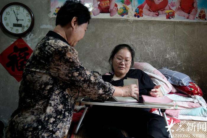 何炎格学习时，需要奶奶帮她把小桌板和纸笔书本等准备好