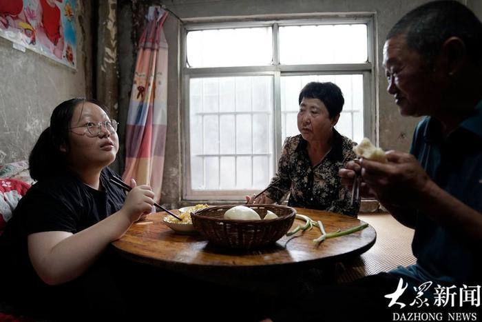 何炎格和爷爷、奶奶在床上吃午饭——馒头、葱炒鸡蛋和土豆丝