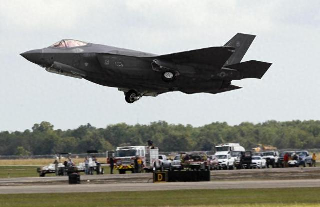 2019年10月19日，在美国休斯敦航空展上，美军F-35战斗机进行飞行表演。新华社发 （宋穹摄）