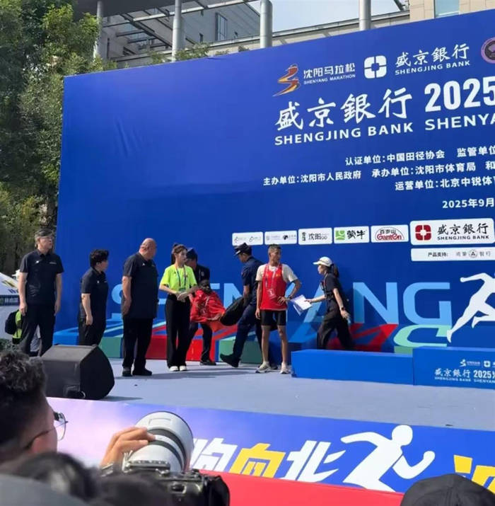 　选手晕倒（视频截图）