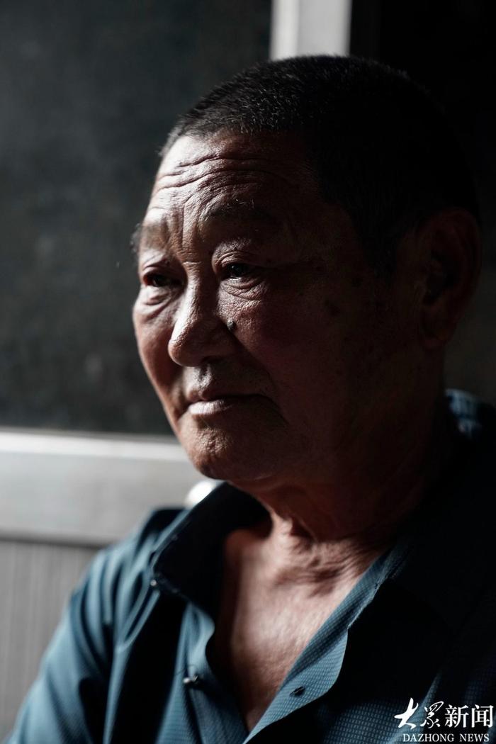 忙碌过后，何炎格的爷爷何志军靠在门上短暂休息