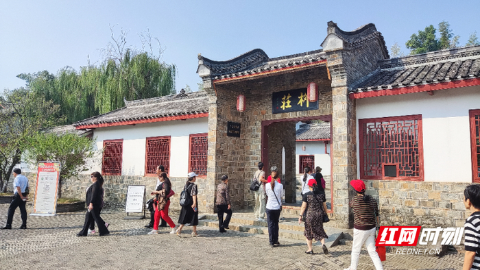 左宗棠故居柳庄游客络绎不绝。