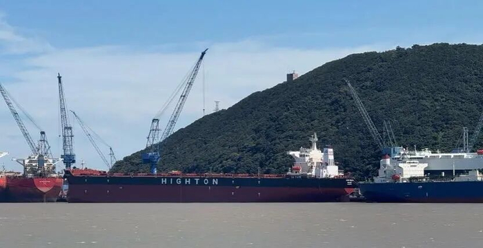靠泊在鑫亚船舶修造厂船坞的“新海通901”（财联社记者摄）
