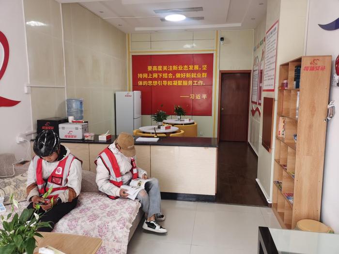 外卖骑手在驿站休息